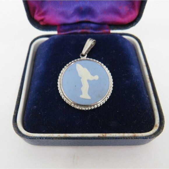 Wedgwood Vintage Rolls Royce Spirit of Ecstacy Blue Jasperware Cameo Pendant - Picture 8 of 11